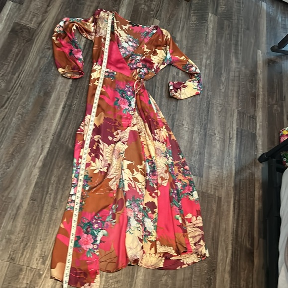 NWOT Lulu’s Satin Dress - Picture 3 of 3